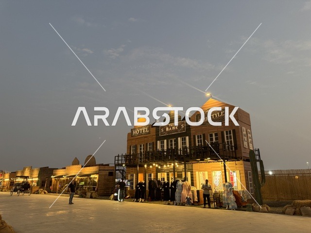 مباني على الطراز الكلاسيكي الغربي، سيارة بشكل عربة خيول تقليدية للتنقل داخل بلدة ساوث ويست (الكاوبوي) في حي الزهراء على طريق الملك عبد العزيز في مدينة جدة لعام 2025، مكان لقضاء وقت ممتع في المملكة العربية السعودية، ارتداء زي الكاوبوي الامريكية