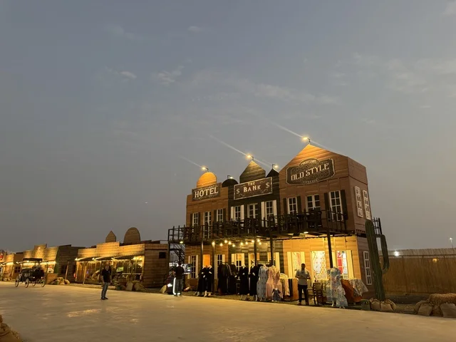 مباني على الطراز الكلاسيكي الغربي، سيارة بشكل عربة خيول تقليدية للتنقل داخل بلدة ساوث ويست (الكاوبوي) في حي الزهراء على طريق الملك عبد العزيز في مدينة جدة لعام 2025، مكان لقضاء وقت ممتع في المملكة العربية السعودية، ارتداء زي الكاوبوي الامريكية