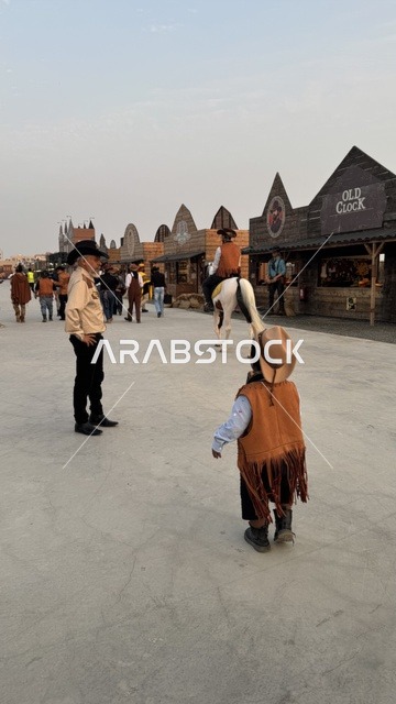 ارتداء زي الكاوبوي الامريكية، وجهه سياحية ترفيهية، بلدة ساوث ويست (الكاوبوي) في حي الزهراء على طريق الملك عبد العزيز في مدينة جدة لعام 2025، مكان لقضاء وقت ممتع في المملكة العربية السعودية، مباني على الطراز الكلاسيكي الغربي