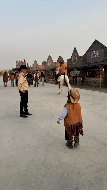 ارتداء زي الكاوبوي الامريكية، وجهه سياحية ترفيهية، بلدة ساوث ويست (الكاوبوي) في حي الزهراء على طريق الملك عبد العزيز في مدينة جدة لعام 2025، مكان لقضاء وقت ممتع في المملكة العربية السعودية، مباني على الطراز الكلاسيكي الغربي