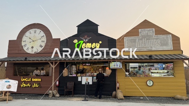 متجر لبيع المشروبات والوجبات الخفيفة في بلدة ساوث ويست (الكاوبوي) في حي الزهراء على طريق الملك عبد العزيز في مدينة جدة لعام 2025، ارتداء زي الكاوبوي الامريكية، وجهه سياحية ترفيهية، مكان لقضاء وقت ممتع في المملكة العربية السعودية، مباني على الطراز الكلاسيكي الغربي