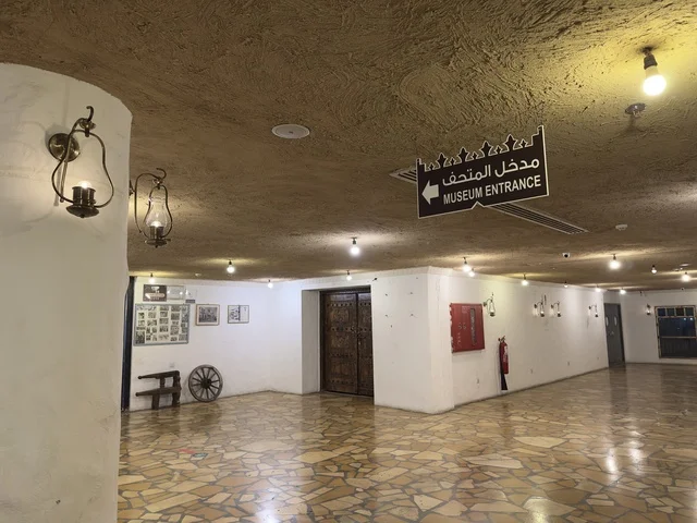 لافته تُستخدم لتوجيه الزوار إلى منطقة الدخول، صممت القرية لتعكس العمارة التقليدية للمنطقة، القرية الشعبية التراثية متحف ومطعم بارز يقع على كورنيش الدمام في المملكة العربية السعودية