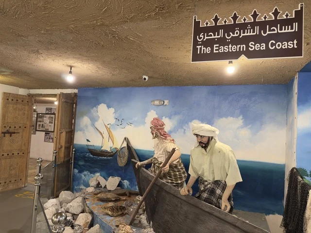 لافته باللغة العربية والانكليزية الساحل الشرقي البحري، صممت القرية لتعكس العمارة التقليدية للمنطقة، القرية الشعبية التراثية متحف ومطعم بارز يقع على كورنيش الدمام في المملكة العربية السعودية