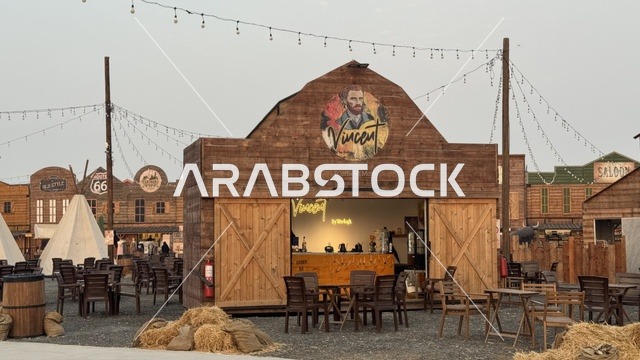 متجر لبيع المشروبات والوجبات الخفيفة في بلدة ساوث ويست (الكاوبوي) في حي الزهراء على طريق الملك عبد العزيز في مدينة جدة لعام 2025، ارتداء زي الكاوبوي الامريكية، وجهه سياحية ترفيهية، مكان لقضاء وقت ممتع في المملكة العربية السعودية، مباني على الطراز الكلاسيكي الغربي