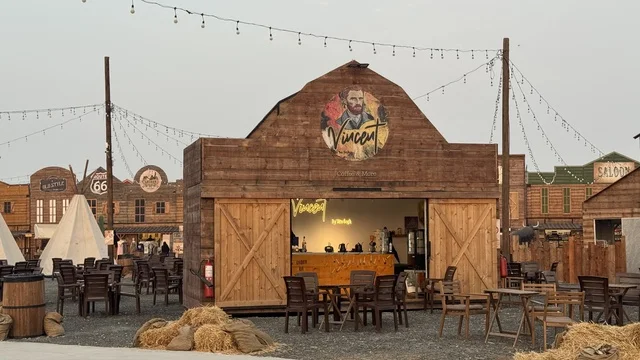 متجر لبيع المشروبات والوجبات الخفيفة في بلدة ساوث ويست (الكاوبوي) في حي الزهراء على طريق الملك عبد العزيز في مدينة جدة لعام 2025، ارتداء زي الكاوبوي الامريكية، وجهه سياحية ترفيهية، مكان لقضاء وقت ممتع في المملكة العربية السعودية، مباني على الطراز الكلاسيكي الغربي