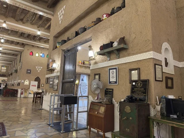 رفوف معروضة عليها أشياء مختلفة، وإطارات صور وشهادات معلقة، صممت القرية لتعكس العمارة التقليدية للمنطقة، القرية الشعبية التراثية متحف ومطعم بارز يقع على كورنيش الدمام في المملكة العربية السعودية