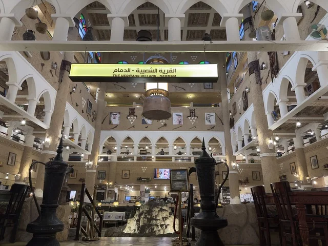 اثنان من أباريق القهوة العربية (الدلة) الكبيرة والداكنة اللون، صممت القرية لتعكس العمارة التقليدية للمنطقة، القرية الشعبية التراثية متحف ومطعم بارز يقع على كورنيش الدمام في المملكة العربية السعودية