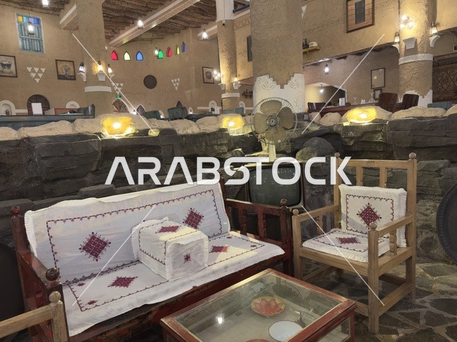 استخدام الحجر والطين في بناء الجدران والأساسات، صممت القرية لتعكس العمارة التقليدية للمنطقة، القرية الشعبية التراثية متحف ومطعم بارز يقع على كورنيش الدمام في المملكة العربية السعودية