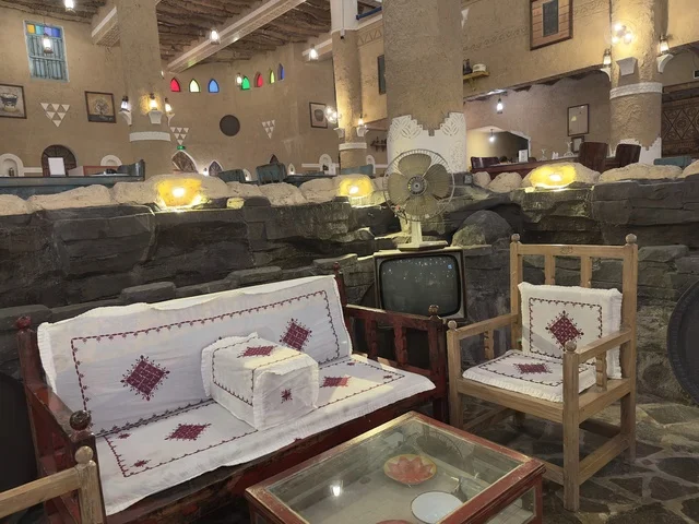 استخدام الحجر والطين في بناء الجدران والأساسات، صممت القرية لتعكس العمارة التقليدية للمنطقة، القرية الشعبية التراثية متحف ومطعم بارز يقع على كورنيش الدمام في المملكة العربية السعودية