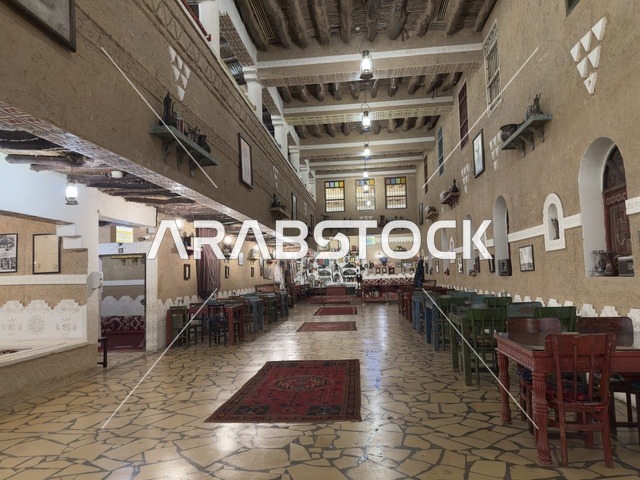 نماذج طبق الأصل من المطاعم والأسواق والمساجد القديمة، صممت القرية لتعكس العمارة التقليدية للمنطقة، القرية الشعبية التراثية متحف ومطعم بارز يقع على كورنيش الدمام في المملكة العربية السعودية