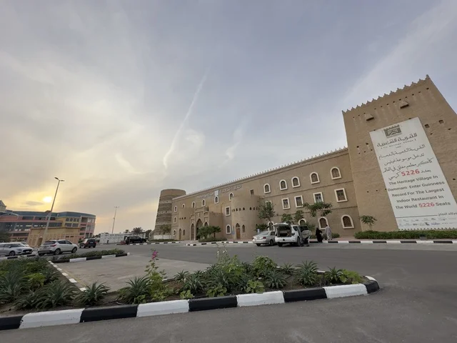 معلم سياحي شهير في المنطقة الشرقية بالمملكة العربية السعودية، صممت القرية لتعكس العمارة التقليدية للمنطقة، القرية الشعبية التراثية متحف ومطعم بارز يقع على كورنيش الدمام في المملكة العربية السعودية