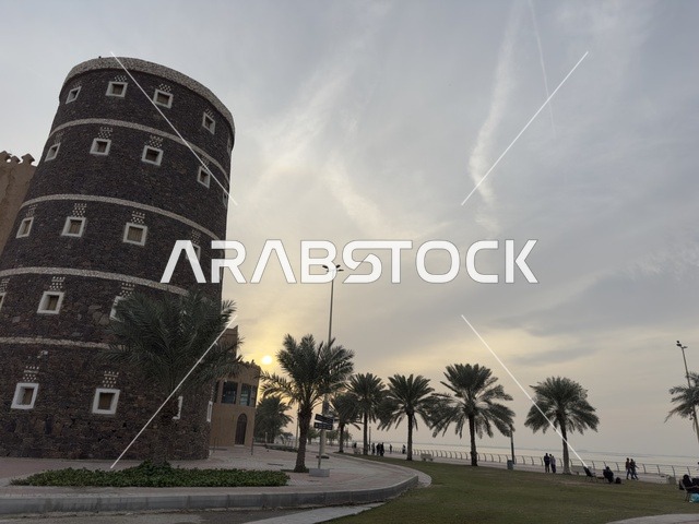 تتكون القرية من خمسة طوابق تعرض تاريخ وحضارة، صممت القرية لتعكس العمارة التقليدية للمنطقة، القرية الشعبية التراثية متحف ومطعم بارز يقع على كورنيش الدمام في المملكة العربية السعودية