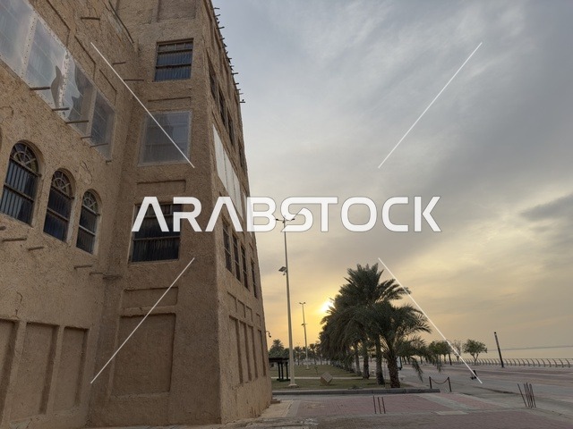 تصميم معماري غني بالتفاصيل التراثية، تعرض القرية التحف والمخطوطات والصور الوثائقية، صممت القرية لتعكس العمارة التقليدية للمنطقة، القرية الشعبية التراثية متحف ومطعم بارز يقع على كورنيش الدمام في المملكة العربية السعودية