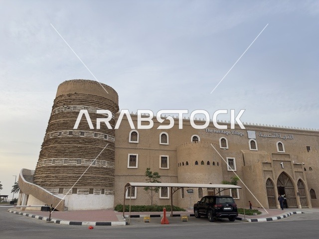 تعرض القرية التحف والمخطوطات والصور الوثائقية، صممت القرية لتعكس العمارة التقليدية للمنطقة، القرية الشعبية التراثية متحف ومطعم بارز يقع على كورنيش الدمام في المملكة العربية السعودية