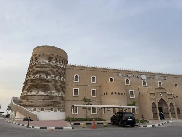 تعرض القرية التحف والمخطوطات والصور الوثائقية، صممت القرية لتعكس العمارة التقليدية للمنطقة، القرية الشعبية التراثية متحف ومطعم بارز يقع على كورنيش الدمام في المملكة العربية السعودية