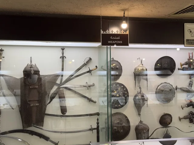 مجموعة متنوعة من السيوف والدروع، نفائس ومخطوطات أكبر في المتحف، صممت القرية لتعكس العمارة التقليدية للمنطقة، القرية الشعبية التراثية متحف ومطعم بارز يقع على كورنيش الدمام في المملكة العربية السعودية