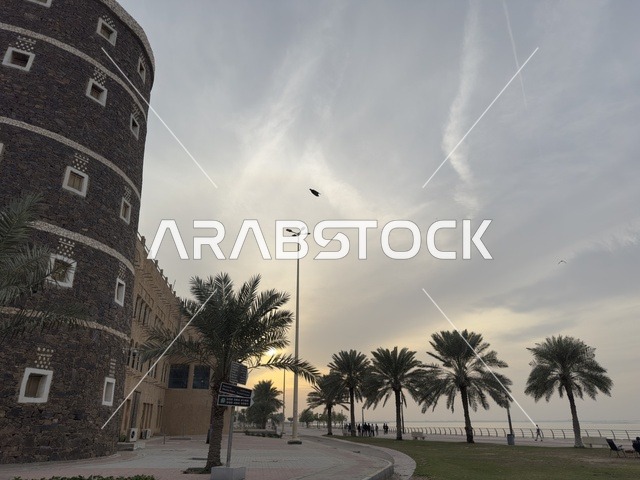 أشجار نخيل التمر الكناري على كورنيش الدمام، صممت القرية لتعكس العمارة التقليدية للمنطقة، القرية الشعبية التراثية متحف ومطعم بارز يقع على كورنيش الدمام في المملكة العربية السعودية