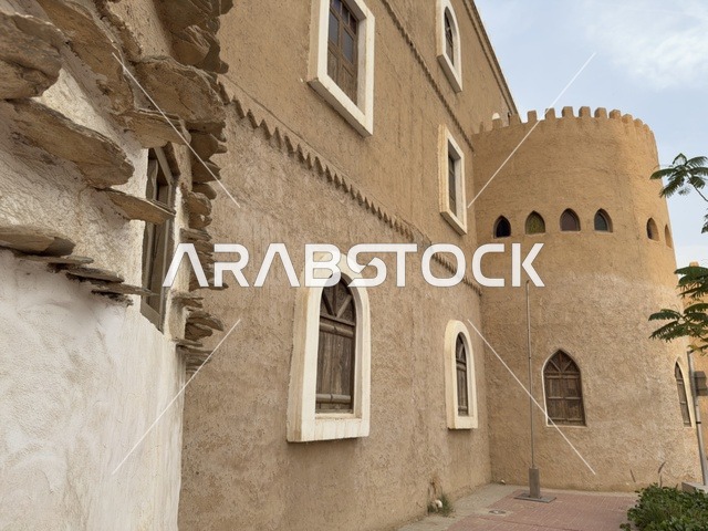 القصر بمثابة مكتب حكومي وديوان يستقبل فيه الملك القادة ورؤساء الدول، صممت القرية لتعكس العمارة التقليدية للمنطقة، القرية الشعبية التراثية متحف ومطعم بارز يقع على كورنيش الدمام في المملكة العربية السعودية