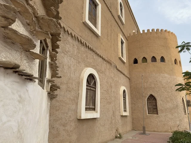 القصر بمثابة مكتب حكومي وديوان يستقبل فيه الملك القادة ورؤساء الدول، صممت القرية لتعكس العمارة التقليدية للمنطقة، القرية الشعبية التراثية متحف ومطعم بارز يقع على كورنيش الدمام في المملكة العربية السعودية