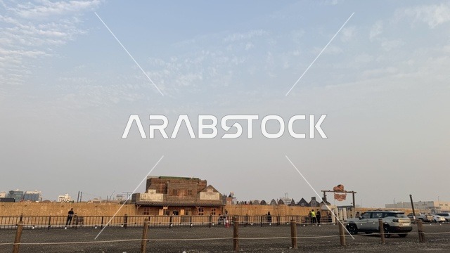 وجهه سياحية ترفيهية، بلدة ساوث ويست (الكاوبوي) في حي الزهراء على طريق الملك عبد العزيز في مدينة جدة لعام 2025، ارتداء زي الكاوبوي الامريكية، مكان لقضاء وقت ممتع في المملكة العربية السعودية، مباني على الطراز الكلاسيكي الغربي