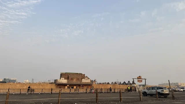 وجهه سياحية ترفيهية، بلدة ساوث ويست (الكاوبوي) في حي الزهراء على طريق الملك عبد العزيز في مدينة جدة لعام 2025، ارتداء زي الكاوبوي الامريكية، مكان لقضاء وقت ممتع في المملكة العربية السعودية، مباني على الطراز الكلاسيكي الغربي