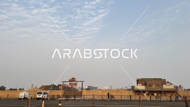 وجهه سياحية ترفيهية، بلدة ساوث ويست (الكاوبوي) في حي الزهراء على طريق الملك عبد العزيز في مدينة جدة لعام 2025، ارتداء زي الكاوبوي الامريكية، مكان لقضاء وقت ممتع في المملكة العربية السعودية، مباني على الطراز الكلاسيكي الغربي