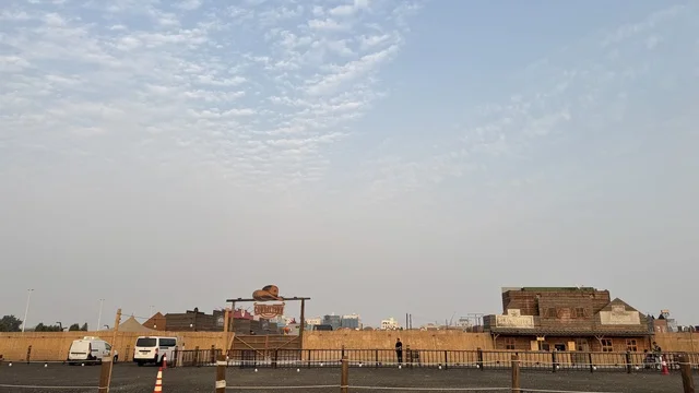 وجهه سياحية ترفيهية، بلدة ساوث ويست (الكاوبوي) في حي الزهراء على طريق الملك عبد العزيز في مدينة جدة لعام 2025، ارتداء زي الكاوبوي الامريكية، مكان لقضاء وقت ممتع في المملكة العربية السعودية، مباني على الطراز الكلاسيكي الغربي