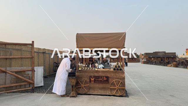 عربة متنقلة لبيع البخور والطيب في بلدة ساوث ويست (الكاوبوي) في حي الزهراء على طريق الملك عبد العزيز في مدينة جدة لعام 2025، ارتداء زي الكاوبوي الامريكية، وجهه سياحية ترفيهية، مكان لقضاء وقت ممتع في المملكة العربية السعودية، مباني على الطراز الكلاسيكي الغربي