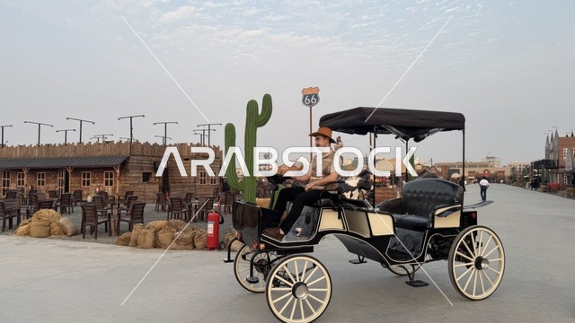سيارة بشكل عربة حصان تقليدية للتنقل في بلدة ساوث ويست (الكاوبوي) في حي الزهراء على طريق الملك عبد العزيز في مدينة جدة لعام 2025، ارتداء زي الكاوبوي الامريكية، وجهه سياحية ترفيهية، مكان لقضاء وقت ممتع في المملكة العربية السعودية، مباني على الطراز الكلاسيكي الغربي