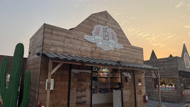 متجر هدايا في بلدة ساوث ويست (الكاوبوي) في حي الزهراء على طريق الملك عبد العزيز في مدينة جدة لعام 2025، ارتداء زي الكاوبوي الامريكية، وجهه سياحية ترفيهية، مكان لقضاء وقت ممتع في المملكة العربية السعودية، مباني على الطراز الكلاسيكي الغربي