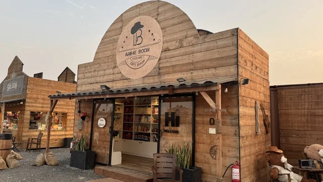 متجر لبيع منتجات الانمي في بلدة ساوث ويست (الكاوبوي) في حي الزهراء على طريق الملك عبد العزيز في مدينة جدة لعام 2025، ارتداء زي الكاوبوي الامريكية، وجهه سياحية ترفيهية، مكان لقضاء وقت ممتع في المملكة العربية السعودية، مباني على الطراز الكلاسيكي الغربي