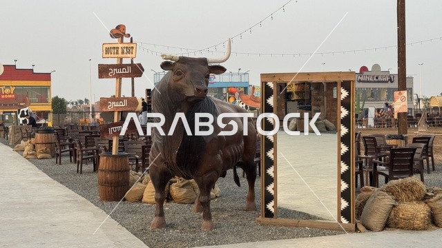 مجسم ثور في بلدة ساوث ويست (الكاوبوي) في حي الزهراء على طريق الملك عبد العزيز في مدينة جدة لعام 2025، ارتداء زي الكاوبوي الامريكية، وجهه سياحية ترفيهية، مكان لقضاء وقت ممتع في المملكة العربية السعودية، مباني على الطراز الكلاسيكي الغربي