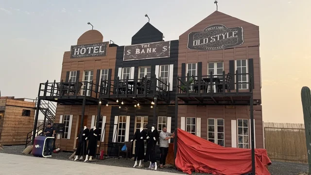 متجر لبيع الزي النسائي في بلدة ساوث ويست (الكاوبوي) في حي الزهراء على طريق الملك عبد العزيز في مدينة جدة لعام 2025، ارتداء زي الكاوبوي الامريكية، وجهه سياحية ترفيهية، مكان لقضاء وقت ممتع في المملكة العربية السعودية، مباني على الطراز الكلاسيكي الغربي