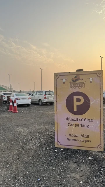 مواقف سيارات بلدة ساوث ويست (الكاوبوي) في حي الزهراء على طريق الملك عبد العزيز في مدينة جدة لعام 2025، وجهه سياحية ترفيهية، مكان لقضاء وقت ممتع في المملكة العربية السعودية، مباني على الطراز الكلاسيكي الغربي