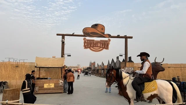 بلدة الكاوبوي الترفيهية، مباني على الطراز الكلاسيكي الغربي، بلدة ساوث ويست (الكاوبوي) في حي الزهراء على طريق الملك عبد العزيز في مدينة جدة لعام 2025، وجهه سياحية ترفيهية، مكان لقضاء وقت ممتع في المملكة العربية السعودية