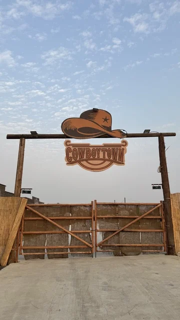 بلدة الكاوبوي الترفيهية،  بلدة ساوث ويست (الكاوبوي) في حي الزهراء على طريق الملك عبد العزيز في مدينة جدة لعام 2025، وجهه سياحية ترفيهية، مكان لقضاء وقت ممتع في المملكة العربية السعودية، مباني على الطراز الكلاسيكي الغربي