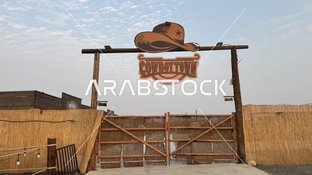 بلدة الكاوبوي الترفيهية،  بلدة ساوث ويست (الكاوبوي) في حي الزهراء على طريق الملك عبد العزيز في مدينة جدة لعام 2025، وجهه سياحية ترفيهية، مكان لقضاء وقت ممتع في المملكة العربية السعودية، مباني على الطراز الكلاسيكي الغربي