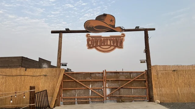 بلدة الكاوبوي الترفيهية،  بلدة ساوث ويست (الكاوبوي) في حي الزهراء على طريق الملك عبد العزيز في مدينة جدة لعام 2025، وجهه سياحية ترفيهية، مكان لقضاء وقت ممتع في المملكة العربية السعودية، مباني على الطراز الكلاسيكي الغربي