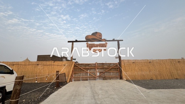 بلدة الكاوبوي الترفيهية،  بلدة ساوث ويست (الكاوبوي) في حي الزهراء على طريق الملك عبد العزيز في مدينة جدة لعام 2025، وجهه سياحية ترفيهية، مكان لقضاء وقت ممتع في المملكة العربية السعودية، مباني على الطراز الكلاسيكي الغربي