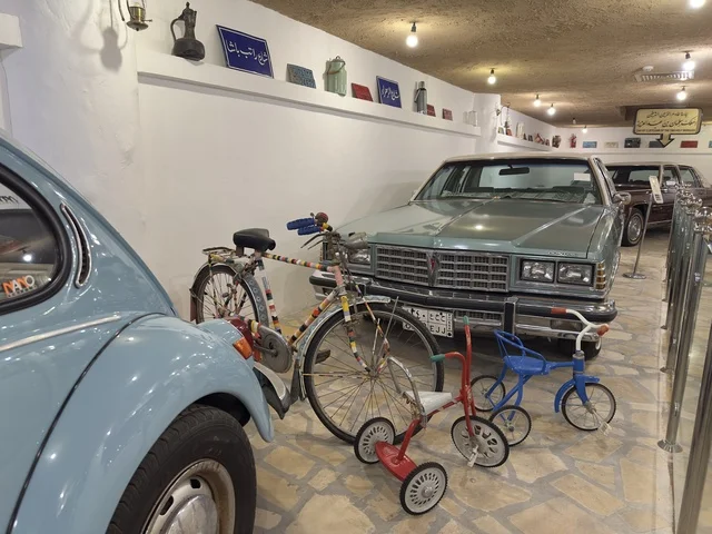 سيارة كاديلاك كوبيه ديفيل في القرية الشعبية على كورنيش الدمام، معلم ثقافي وسياحي يجمع بين التراث والمطاعم والمقاهي