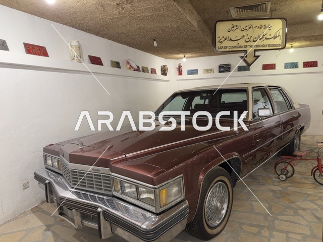 سيارة كاديلاك كوبيه ديفيل في القرية الشعبية على كورنيش الدمام، معلم ثقافي وسياحي يجمع بين التراث والمطاعم والمقاهي