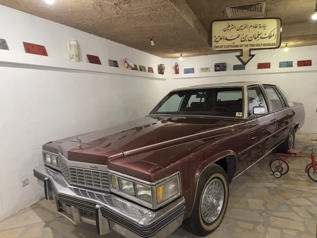 سيارة كاديلاك كوبيه ديفيل في القرية الشعبية على كورنيش الدمام، معلم ثقافي وسياحي يجمع بين التراث والمطاعم والمقاهي