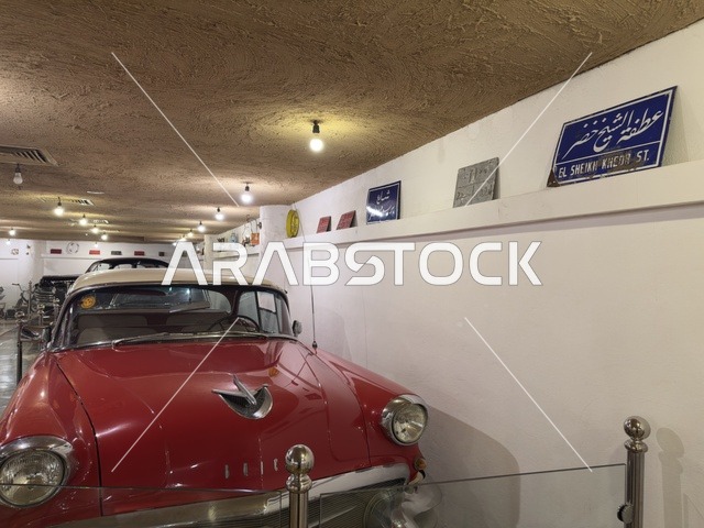 سيارة امريكي كلاسيكية في القرية الشعبية على كورنيش الدمام، معلم ثقافي وسياحي يجمع بين التراث والمطاعم والمقاهي