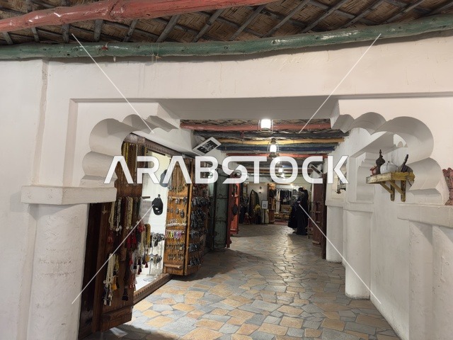 متجر لبيع الاكسسوارات التقليدية في القرية الشعبية على كورنيش الدمام، معلم ثقافي وسياحي يجمع بين التراث والمطاعم والمقاهي، مكان لقضاء وقت ممتع مع العائلة في المملكة العربية السعودية