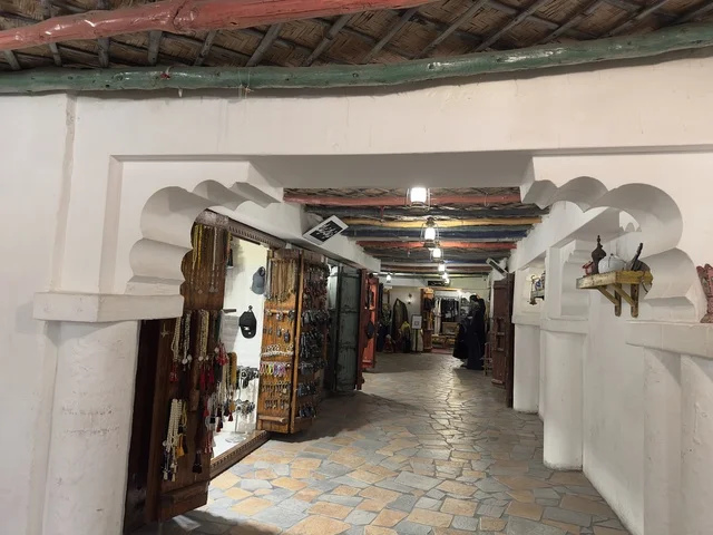 متجر لبيع الاكسسوارات التقليدية في القرية الشعبية على كورنيش الدمام، معلم ثقافي وسياحي يجمع بين التراث والمطاعم والمقاهي، مكان لقضاء وقت ممتع مع العائلة في المملكة العربية السعودية