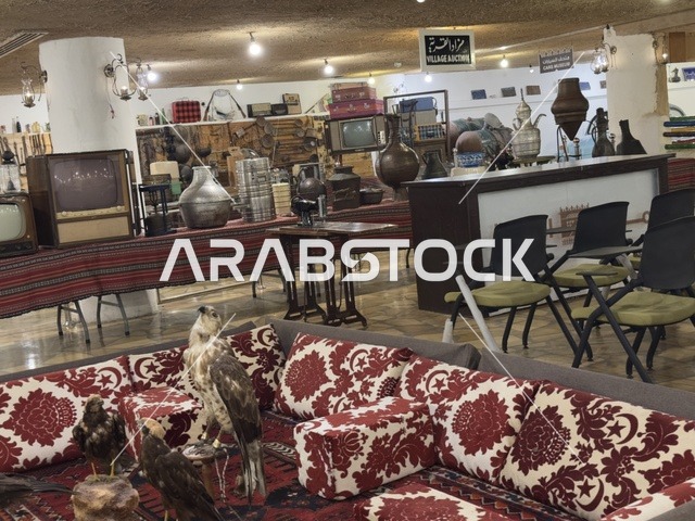 بيع التحف التقليدية ، مبنى على الطراز القديم، مزاد القرية الشعبية على كورنيش الدمام، معلم ثقافي وسياحي يجمع بين التراث والمطاعم والمقاهي، مكان لقضاء وقت ممتع مع العائلة في المملكة العربية السعودية