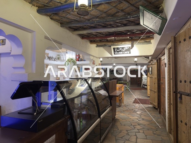 مبنى على الطراز القمي، مقهى القرية الشعبية على كورنيش الدمام، معلم ثقافي وسياحي يجمع بين التراث والمطاعم والمقاهي، مكان لقضاء وقت ممتع مع العائلة في المملكة العربية السعودية