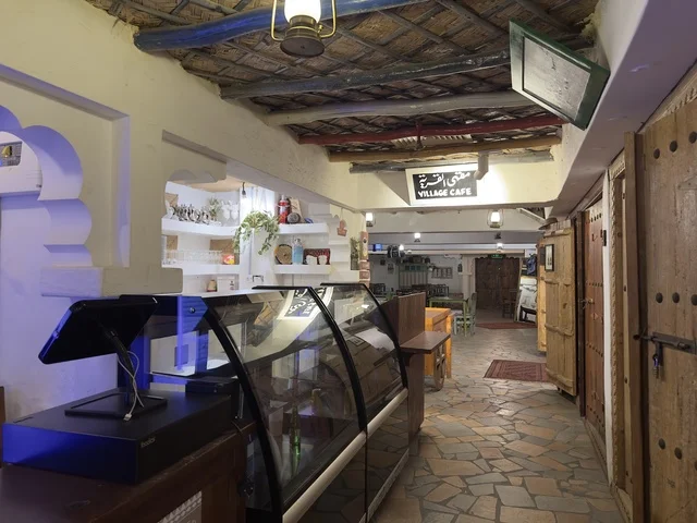 مبنى على الطراز القمي، مقهى القرية الشعبية على كورنيش الدمام، معلم ثقافي وسياحي يجمع بين التراث والمطاعم والمقاهي، مكان لقضاء وقت ممتع مع العائلة في المملكة العربية السعودية