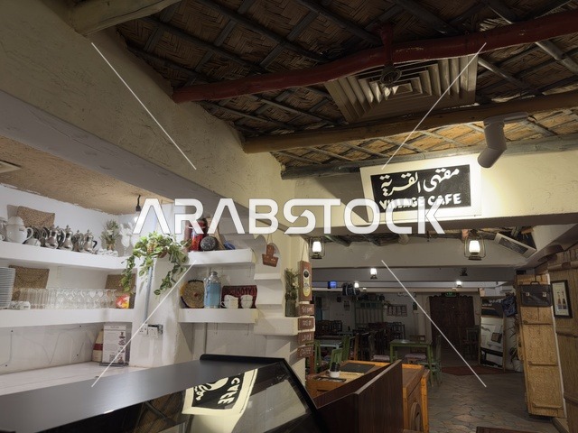 مبنى على الطراز القمي، مقهى القرية الشعبية على كورنيش الدمام، معلم ثقافي وسياحي يجمع بين التراث والمطاعم والمقاهي، مكان لقضاء وقت ممتع مع العائلة في المملكة العربية السعودية