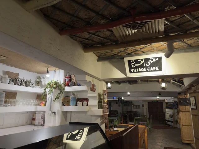مبنى على الطراز القمي، مقهى القرية الشعبية على كورنيش الدمام، معلم ثقافي وسياحي يجمع بين التراث والمطاعم والمقاهي، مكان لقضاء وقت ممتع مع العائلة في المملكة العربية السعودية